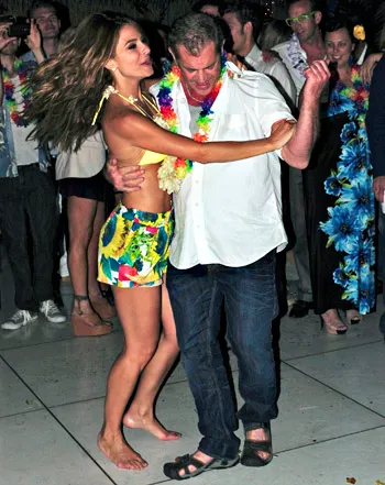 1340125483_maria menounos mel gibson 441