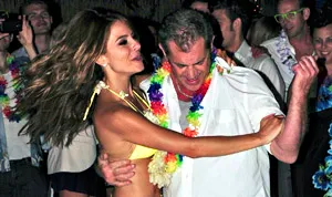 1340125484_maria menounos mel gibson 178