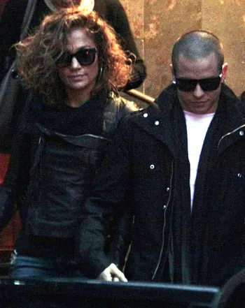 1340200381_jennifer lopez casper smart 441