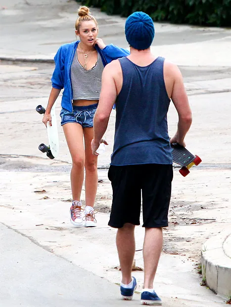 1342191698_miley cyrus liam hemsworth inline