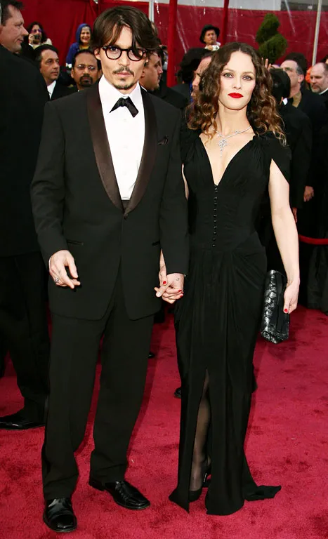1343934947_johnny depp vanessa paradis lg