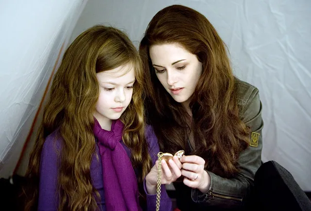 1345161429_kristen stewart mackenzie foy lg
