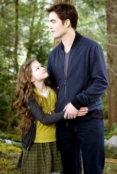 1345161718_robert pattinson mackenzie foy lg
