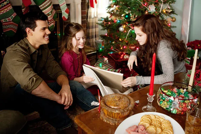 1345161840_taylor lautner kristen stewart mackenzie foy lg