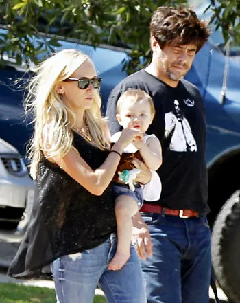 1346159783_kimberly stewart benicio del toro 441
