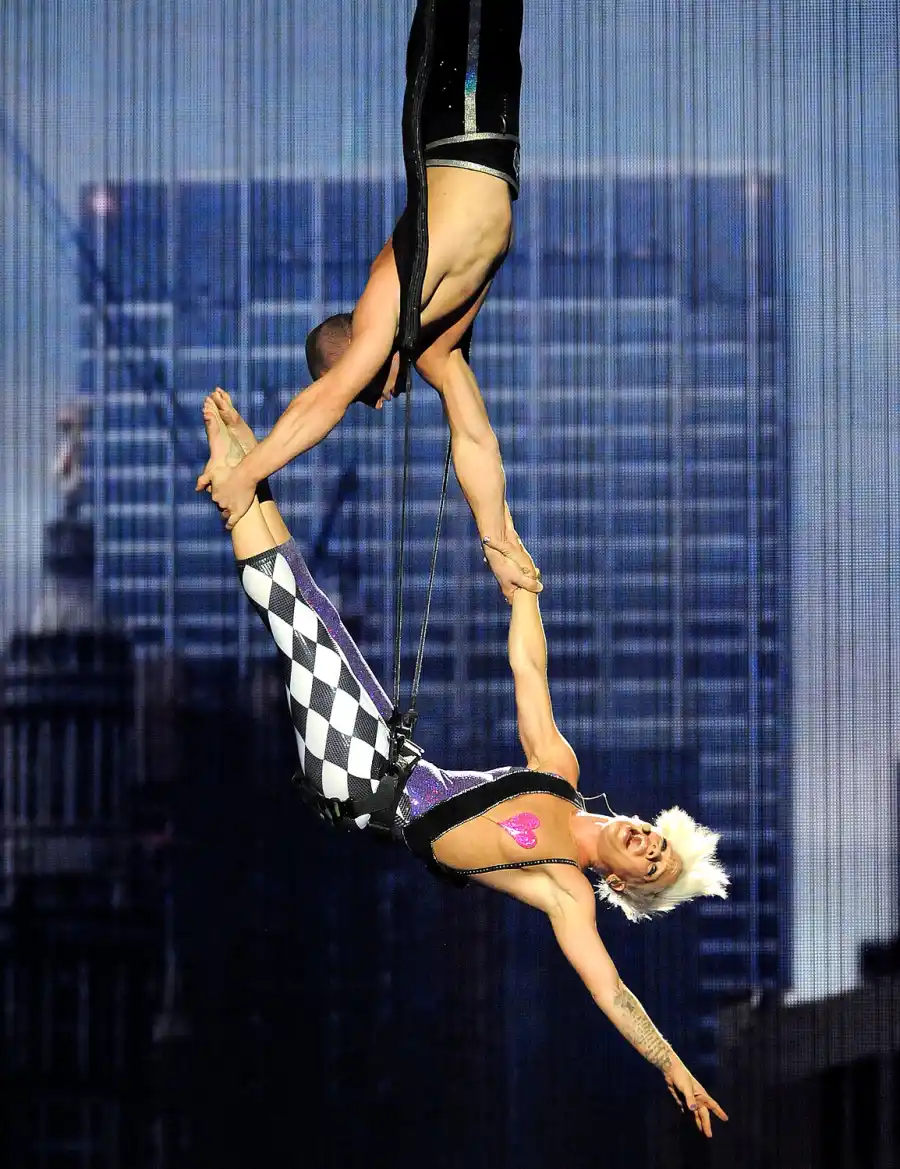 1346786314_pink flying zoom