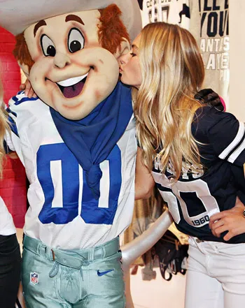 1349291460_jessica hart 441