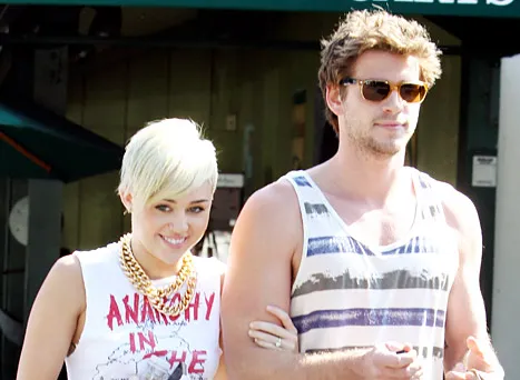 1350075970_miley cyrus liam hemsworth 467