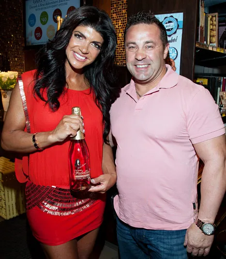 1350419070_teresa giudice joe giudice lg