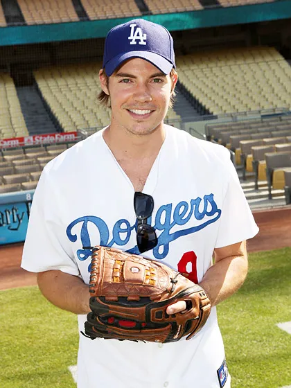 1351041567_18 josh henderson 560