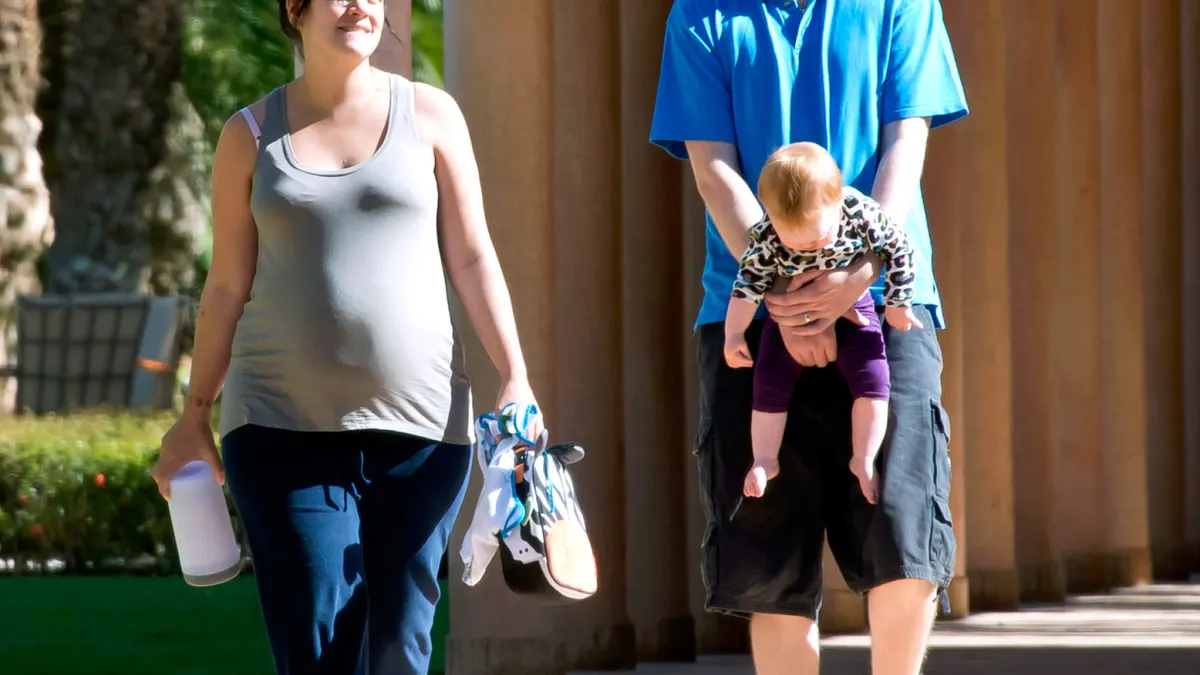 1351270353_lily allen pregnant zoom