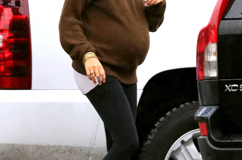 1352733990_camila alves pregnant zoom