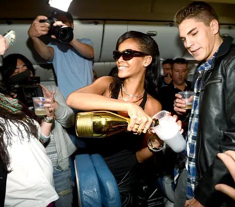 1353006472_rihanna article