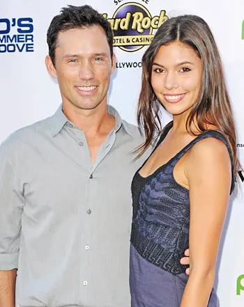 1354071884_jeffrey donovan michelle woods 350