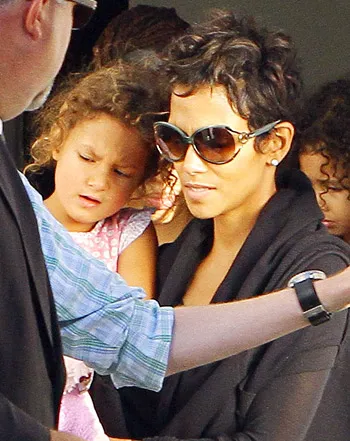 1354204075_halle berry nahla aubry 441