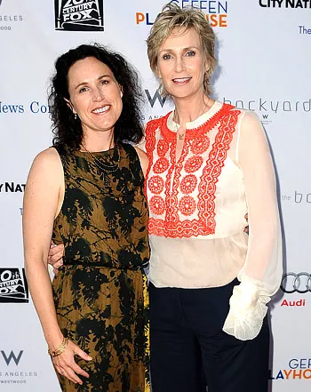 1354641874_jane lynch lara 41