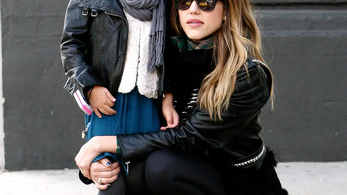 1355508289_honor warren jessica alba zoom