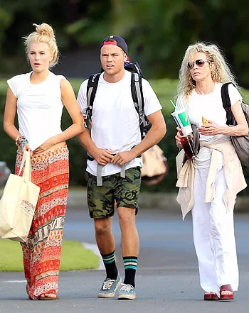 1355780312_ireland baldwin kim basinger hawaii 350