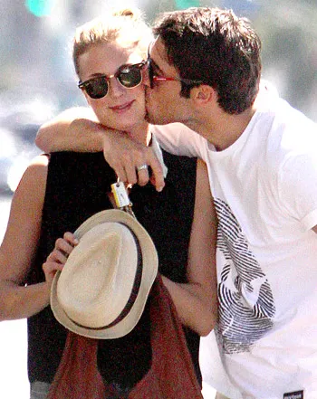 1356119806_emily vancamp josh bowman 441