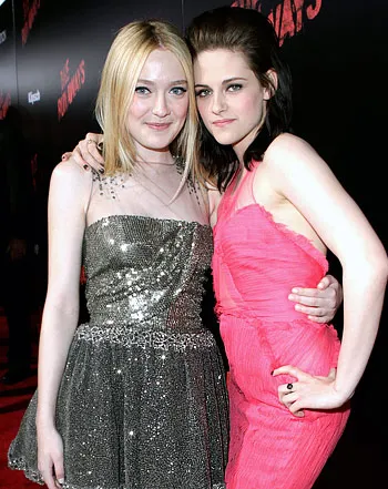 1356635515_dakota fanning kristen stewart 350