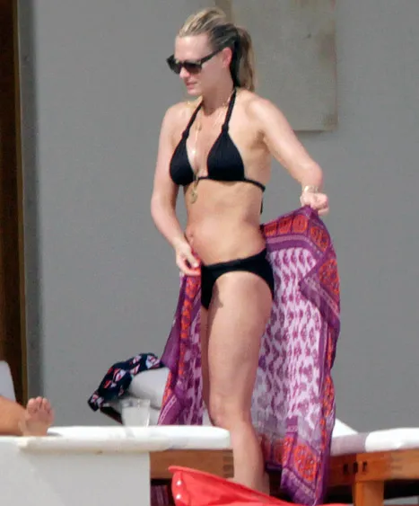 1364822611_molly sims bikini 467
