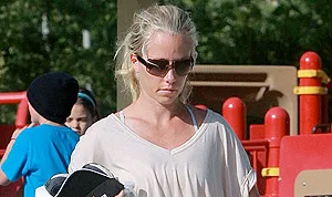 1366826002_kendra wilkinson 178