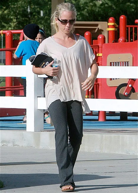 1366826002_kendra wilkinson article