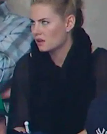 1368125821_elisha cuthbert april reimer 441