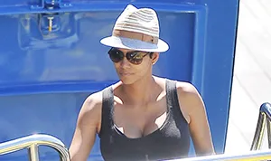 1369582036_halle berry baby bump_3