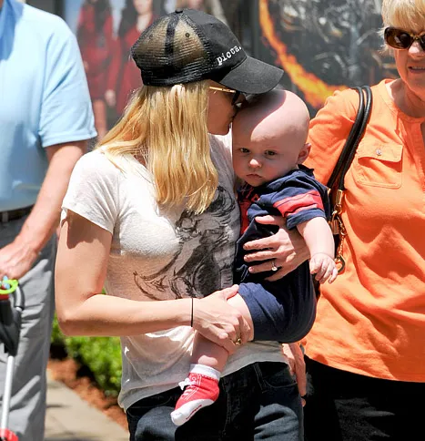 1370456412_anna faris baby jack 467