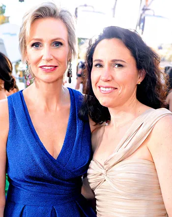 1373674904_137918585_jane lynch lara embry 350