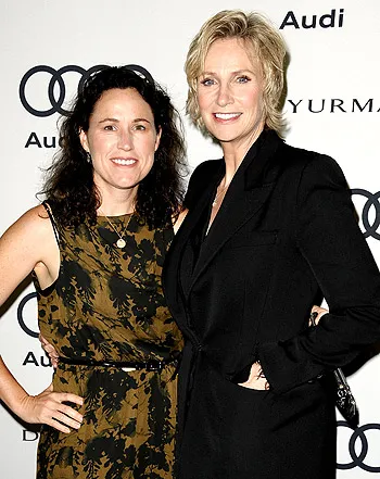 1373979357_jane lynch lara embry 441