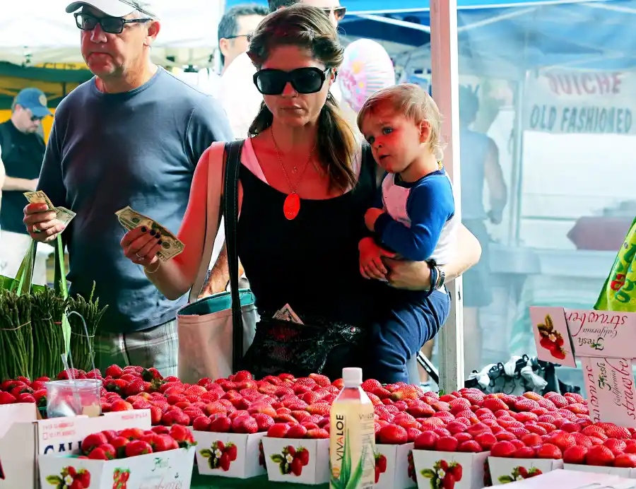 1375907946_wenn20509588_selma blair arthur zoom