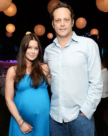 1376073624_vince vaughn kyla weber 441