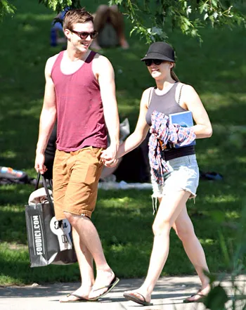 1377275680_nicholas hoult jennifer lawrence 350