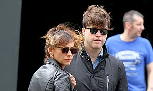1381332091_rashida jones colin jost 178