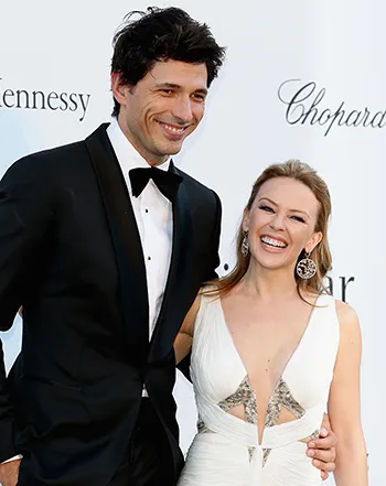 1381708643_kylie minogue andres valencoso split_3