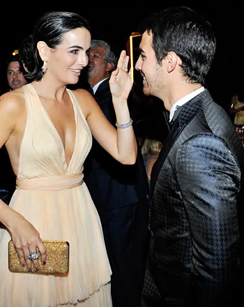 1382109819_joe jonas camilla belle 441