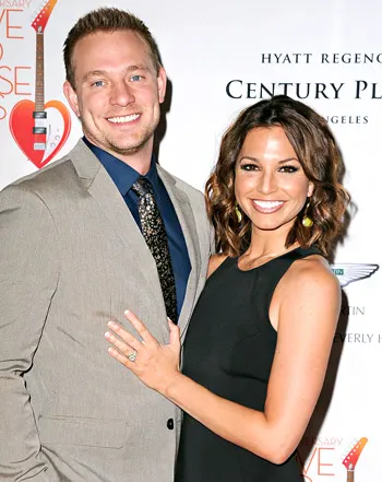 1382445034_tye strickland melissa rycroft pregnant 350