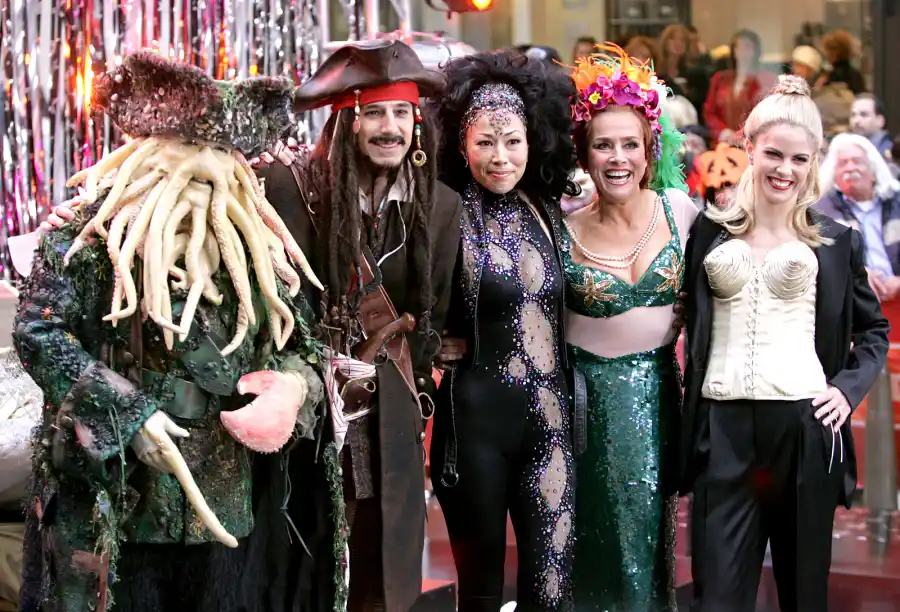 1382465360_today show halloween 2006 zoom