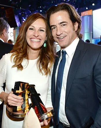 1382472216_julia roberts dermot mulroney 441