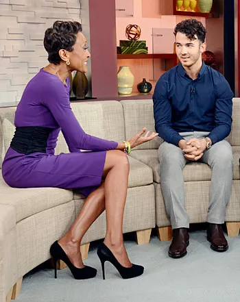1383144350_kevin jonas joe jonas nick jonas robin roberts 441