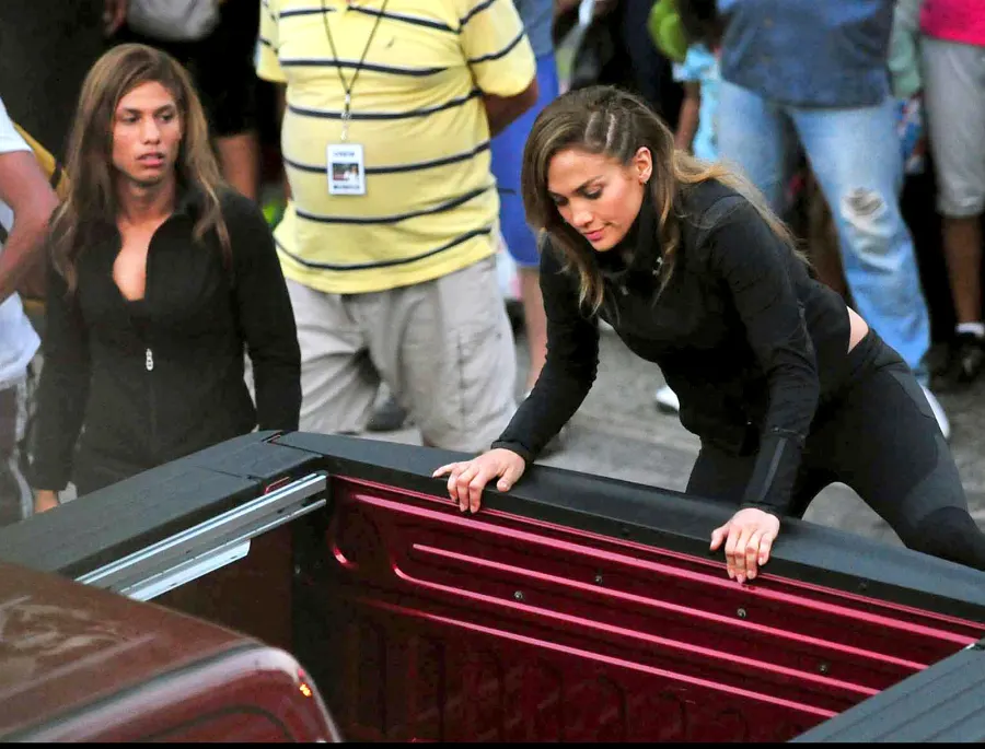 1383684274_jennifer lopez zoom