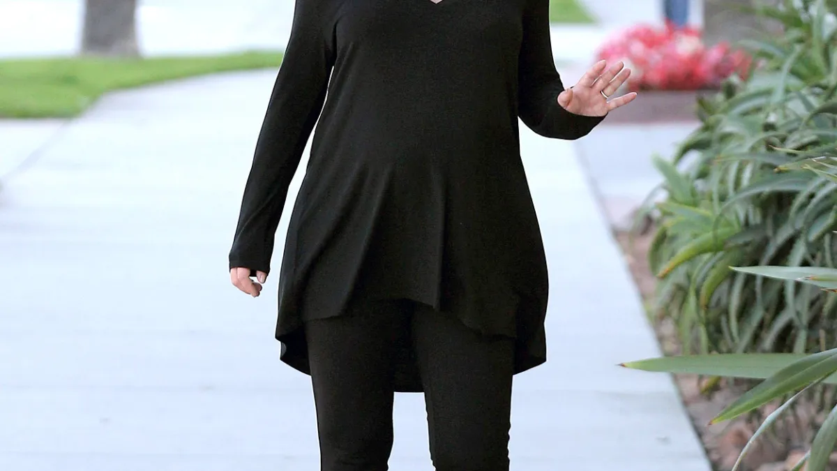 Pregnant actress Jennifer Love Hewitt runs errands on Nov. 11, 2013