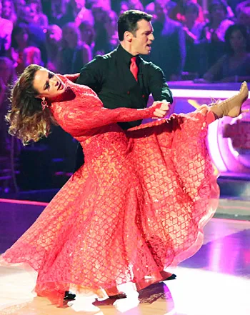 1384871757_leah remini tony dovolani 441