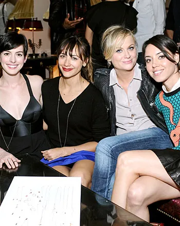 1384966467_anne hathaway rashida jones amy poehler aubrey plaza 350