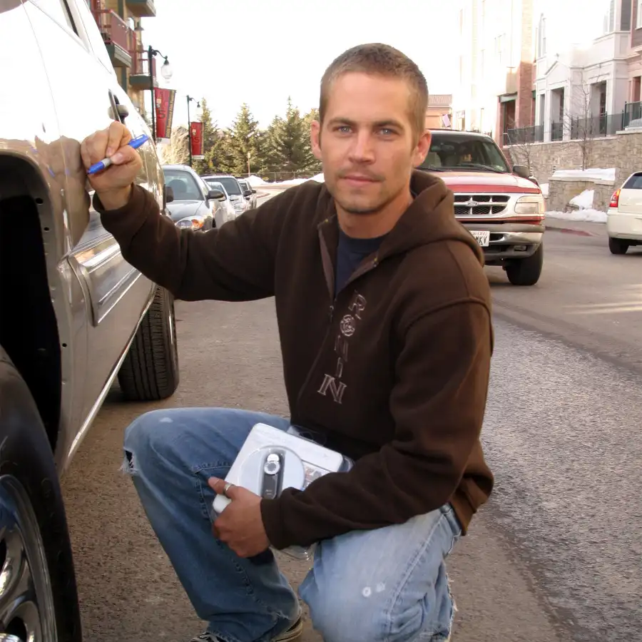 1385921303_paul walker autograph z