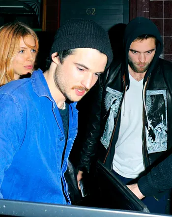 1386359544_131206uh1_birthday_b gr_18_tom sturridge sienna miller robert pattinson 350