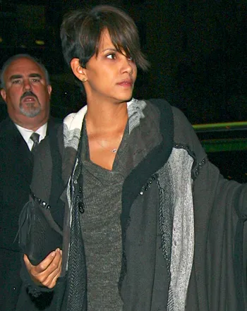 1386618131_120813k8_berry_npg_04_halle berry olivier martinez 350