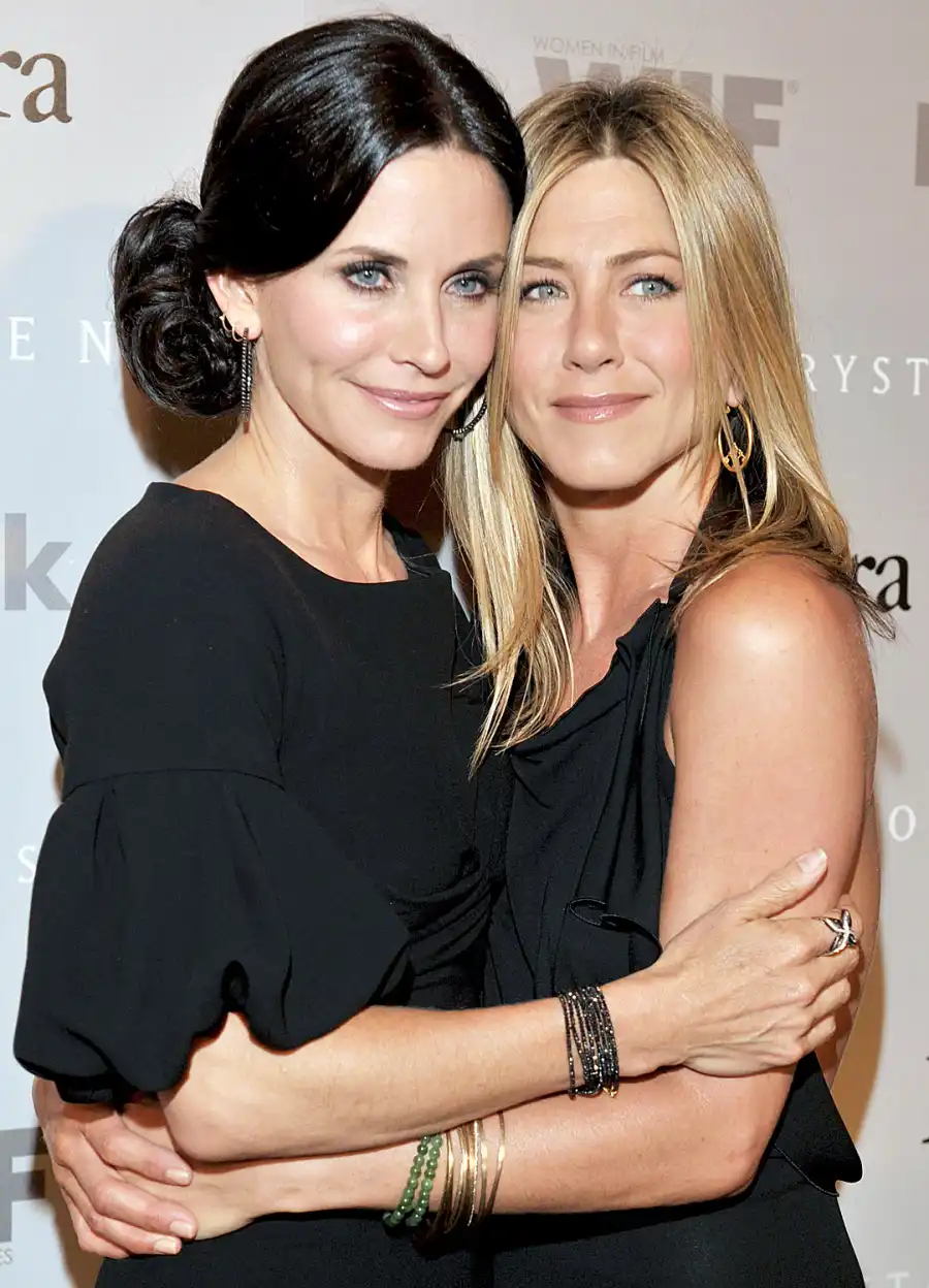 1388670774_courtney cox jennifer aniston zoom